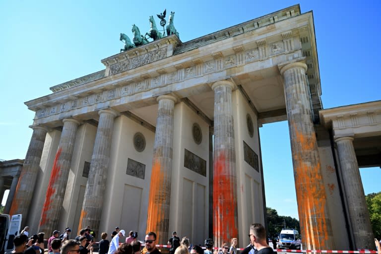 Wegen einer Farbattacke auf das Brandenburger Tor in Berlin sind zwei Klimaaktivisten der Gruppe Letzte Generation wegen Sachbeschädigung zu 200 und 180 Stunden Freizeitarbeit verurteilt worden. Sie besprühten das Denkmal im September 2023. (John MACDOUGALL)