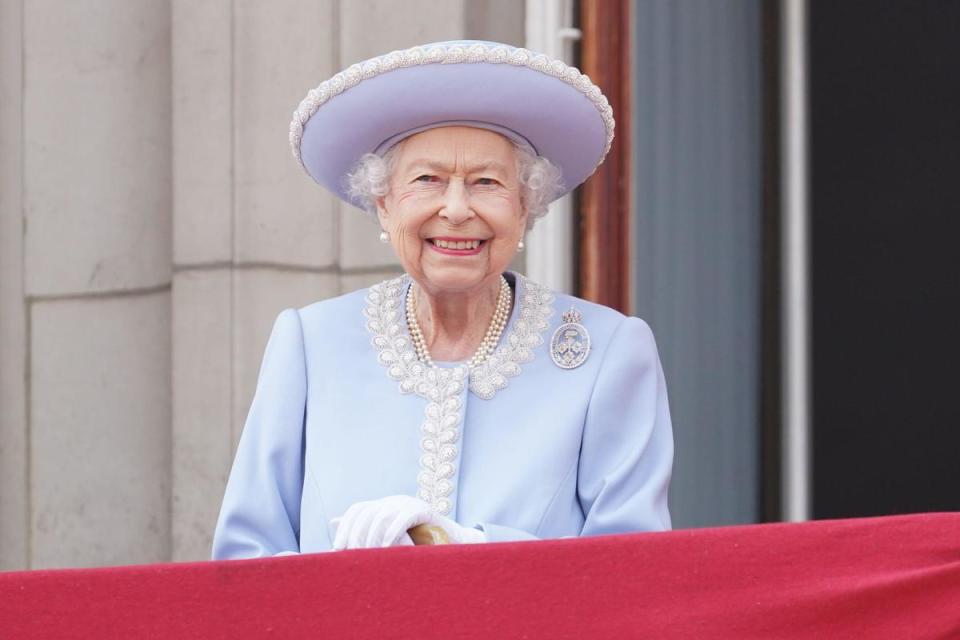 英國女王穿著一身粉藍色套裝，氣色看來非常好。（翻攝Boris Johnson推特）