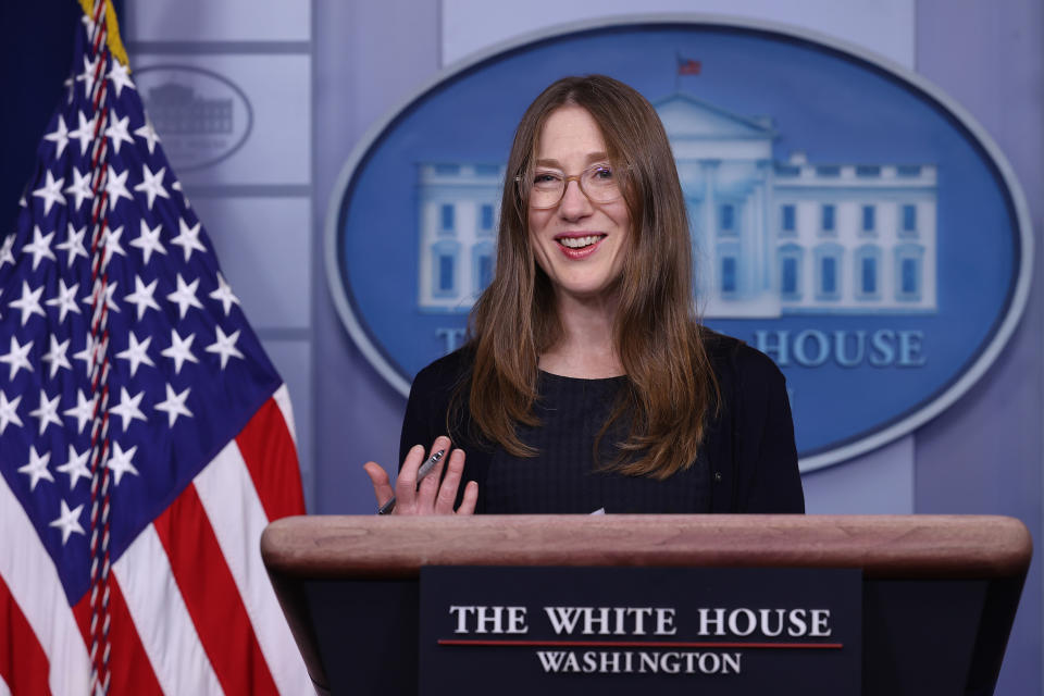 WASHINGTON, DC - 24 MARS : Heather Bousey, membre du Conseil des conseillers économiques, s'entretient avec des journalistes dans la salle de conférence de presse Brady à la Maison Blanche le 24 mars 2021 à Washington, DC.  Pour marquer la Journée de l'égalité salariale, Boushey et la présidente du conseil Cecilia Rouse ont souligné les efforts de l'administration Biden en faveur de l'équité salariale entre les femmes et les hommes.  (Photo de Chip Somodevilla/Getty Images)