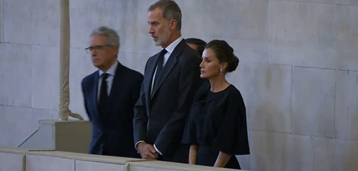 Los Reyes Felipe y Letizia muestran sus respetos a Isabel II en la capilla de Westminster