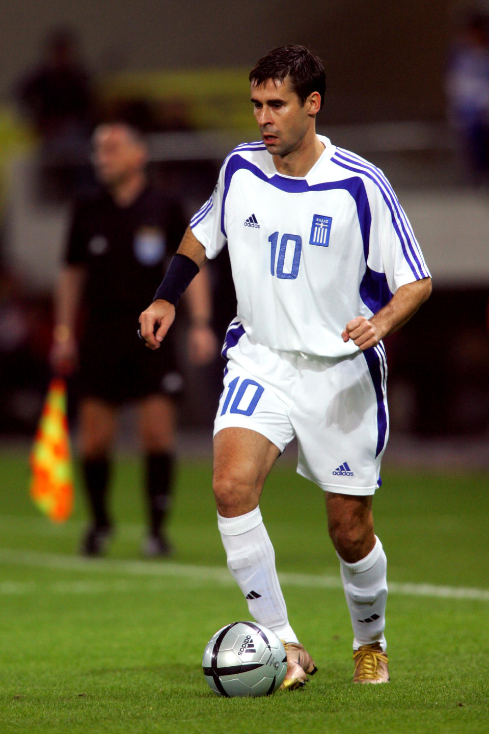 <p>El centrocampista estuvo también presente en el mayor éxito cosechado por el fútbol de su país: la sorprendente victoria de Grecia en la Eurocopa de 2004. Tsartas ya era entonces un jugador veterano y no dispuso de demasiados minutos, pero se trataba de uno de los líderes de aquel vestuario. (Foto: Adam Davy / PA Images / Getty Images).</p> 