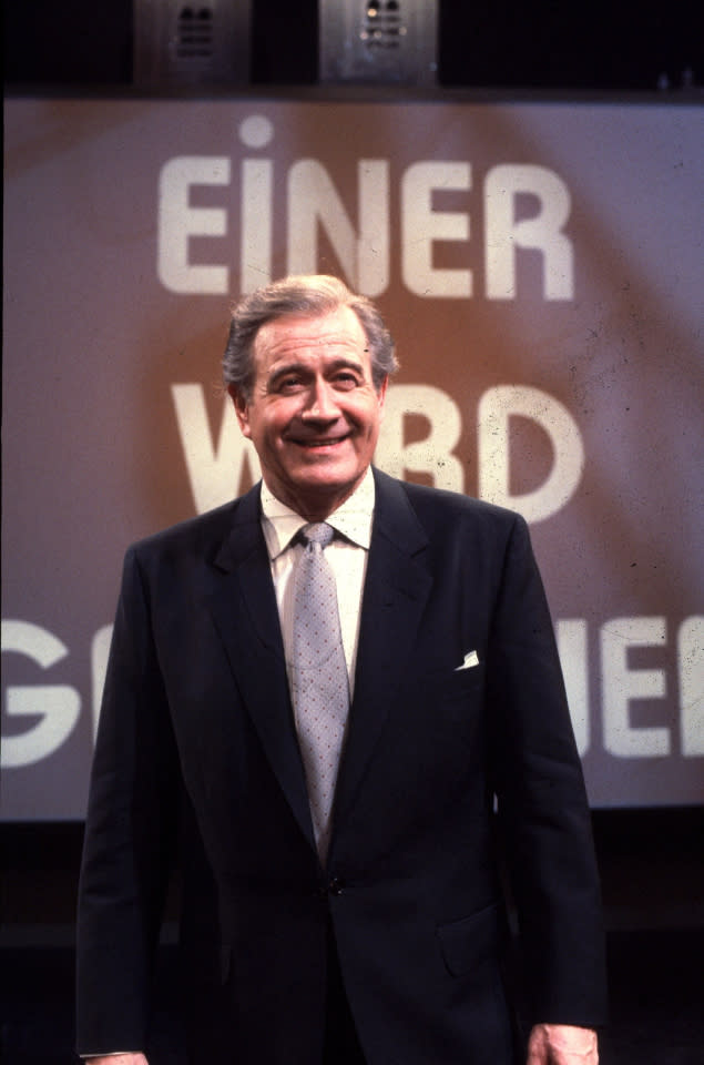 <p>Spannung bis zur letzten Minute gab es in der Quizshow “Einer wird gewinnen”, die zwischen den 1960 und 70 über die Mattscheibe flimmerte. Die acht Kandidaten von Moderator Hans-Joachim Kulenkampff mussten unter anderem Fragen zum Weltgeschehen beantworten oder erraten, aus welchem Jahrhundert Ausschnitte aus Theateraufführungen stammten. (Bild-Copyright: Intertopics/ddp images) </p>