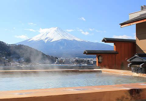 飯店露天大浴場「富士見の湯」更能瞬間與富士山和河口湖景完美融合一體 圖片來源：富士吟景