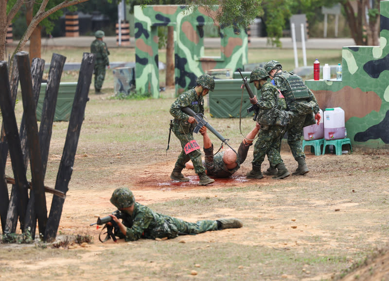 首梯1年義務役男入伍訓練期末鑑測（3） 首梯役期1年義務役、陸軍第2226梯役男18至22日展 開為期5天的「入伍訓練期末鑑測」，陸軍司令部20 日邀請媒體赴台中成功嶺營區採訪。圖為受訓新兵演 練傷患搶救。 中央社記者王飛華攝  113年3月20日 