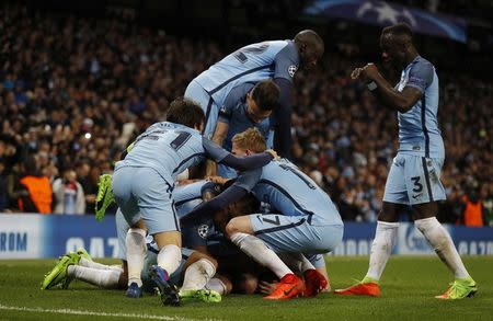 Foto del martes de Leroy Sane celebrando su gol ante Mónaco con sus compañeros del Manchester City. 21/2/17. El Manchester City se recuperó el martes de una desventaja de dos goles para superar 5-3 al Mónaco como local con un doblete del delantero Sergio Agüero, mientras que Atlético de Madrid dio un gran paso para meterse en los cuartos de final de la Liga de Campeones al ganarle 4-2 al Bayer Leverkusen como visitante. Reuters / Lee Smith