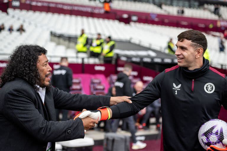 Rene Higuita y Emiliano Martínez, un saludo muy especial para ambos que se quedó con el centro de la escena en Londres .(Photo by Sebastian Frej/MB Media/Getty Images)