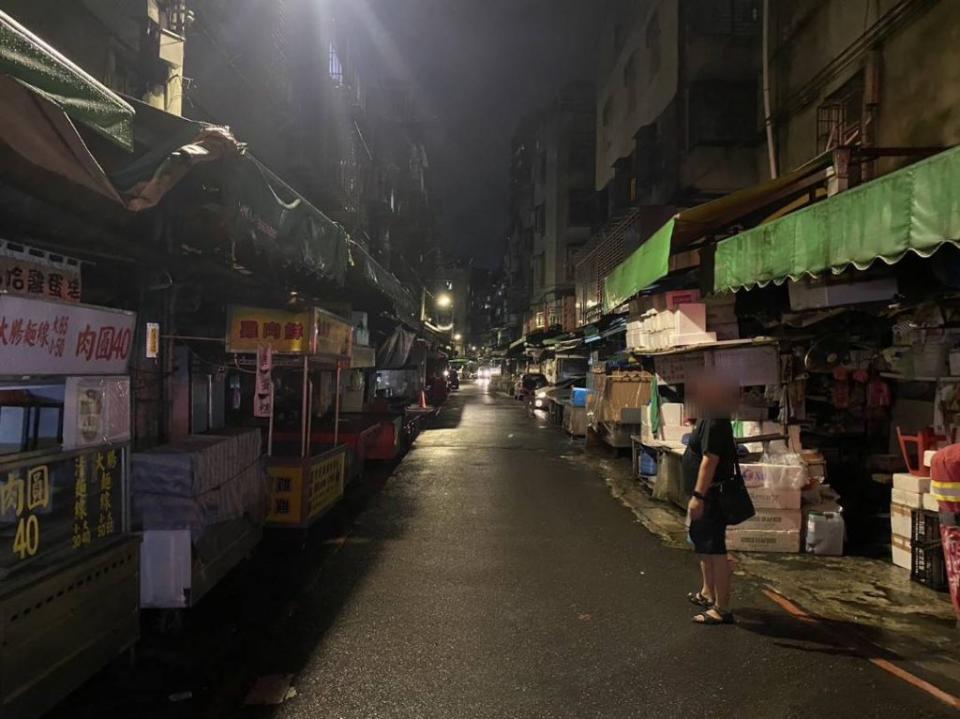 土城學府傳統市場日前晚上23時左右，有民眾經過突然聞到很濃瓦斯味。（新北市消防局第五大隊提供）