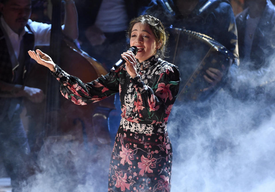 ARCHIVO - Natalia Lafourcade canta en la 18va entrega anual de los Latin Grammy, el 16 de noviembre de 2017 en Las Vegas. Lafourcade lanzó el viernes el álbum "Un canto por México, Vol. 2". (Foto por Chris Pizzello/Invision/AP, Archivo)