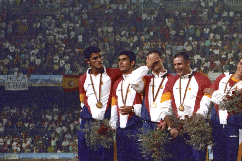 Kiko, Guardiola y otros jugadores de la selección española de fútbol campeona olímpica en 1992, en el podio con sus medallas de oro