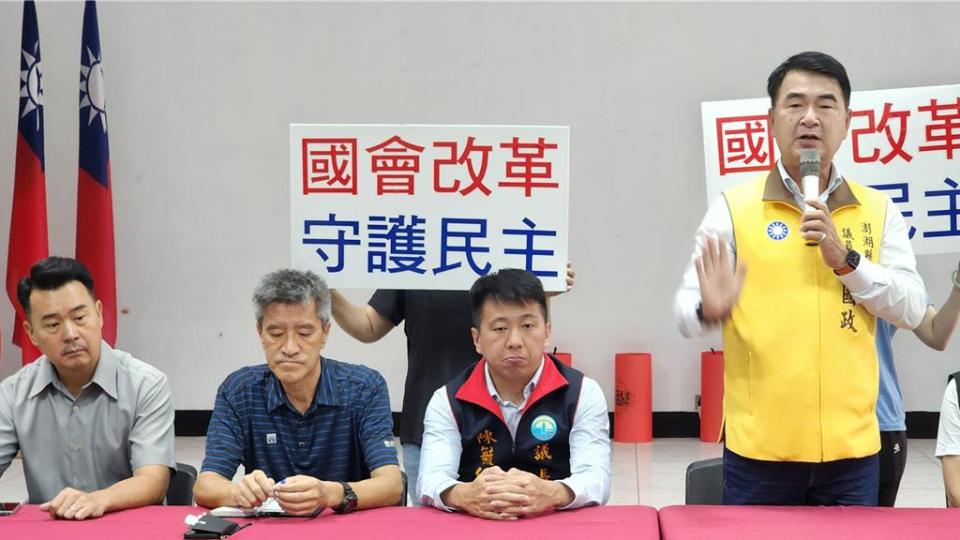 2024年5月28日澎湖縣／反制「青鳥行動」，澎縣議會國民黨團28日隔海聲援國會改革法案，右起國民黨黨團書記長許國政、議長陳毓仁、黨籍議員吳政杰和莊光大。（許逸民攝）