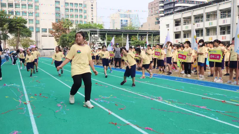 ▲大同國小跑道於兒童節前夕順利完工，成為大同國小學生最開心的兒童節禮物。（圖／高市府教育局提供）