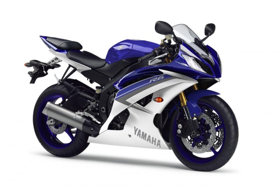 YAMAHA YZF-R6，排氣量599cc，四缸水冷引擎。