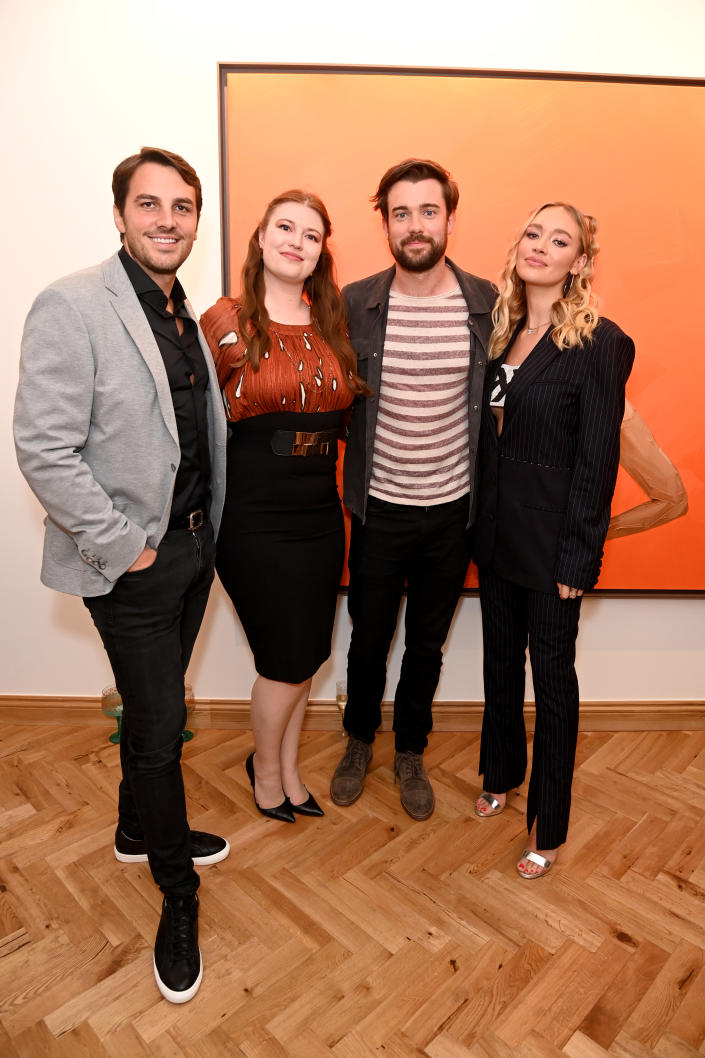 LONDRES, ANGLETERRE - 22 SEPTEMBRE : James Ryan, Serena Dunn, Jack Whitehall et Roxy Horner assistent à l'Elena Gual : AURA Private View aux Grove Square Galleries le 22 septembre 2021 à Londres, en Angleterre.  (Photo de David M. Benett/Dave Benett/Getty Images pour Grove Square Galleries)