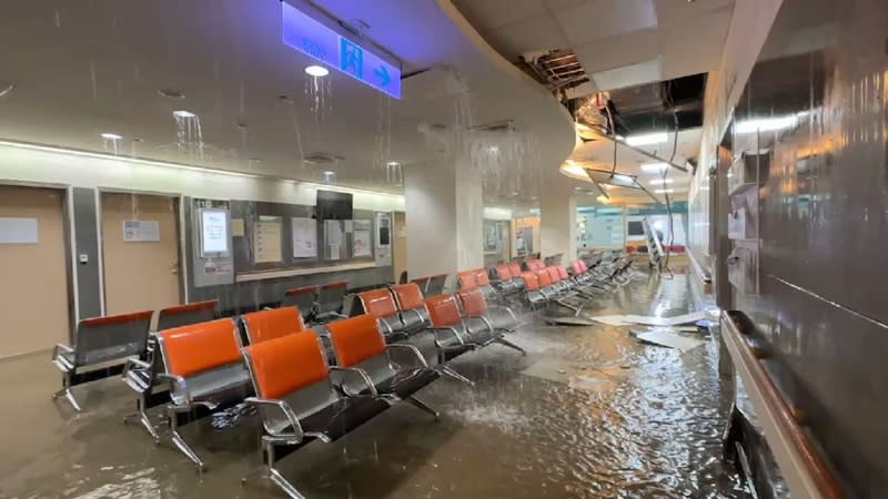 雲林地區6日午後下起大雨，台大醫院雲林分院虎尾院區門診處竟出現「雨瀑」，大量雨水衝毀天花板輕鋼架導致院內積水，醫院隨即疏散候診病患。（中央社／民眾提供）