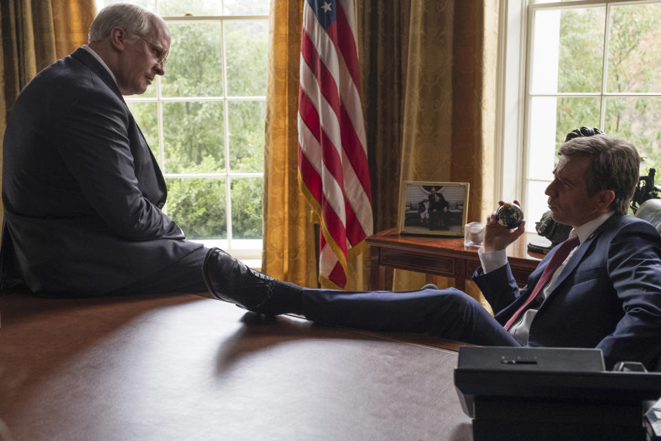 En esta imagen difundida por Annapurna Pictures, Christian Bale como Dick Cheney, a la izquierda, y Sam Rockwell como George W. Bush en una escena de "Vice". (Matt Kennedy/Annapurna Pictures via AP)