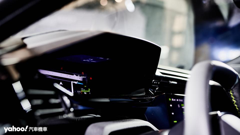 GT車型配有3D Quartz立體投影式抬頭顯示儀表技術而更具質感。