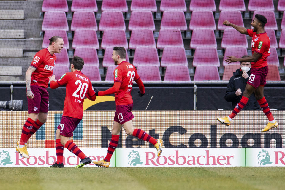 Marius Wolf (izquierda) celebra tras anotar el primer gol de Colonia en la victoria 3-1 ante Arminia por la Bundesliga, el domingo 31 de enero de 2021, en Colonia. (Rolf Vennenbernd/dpa vía AP)