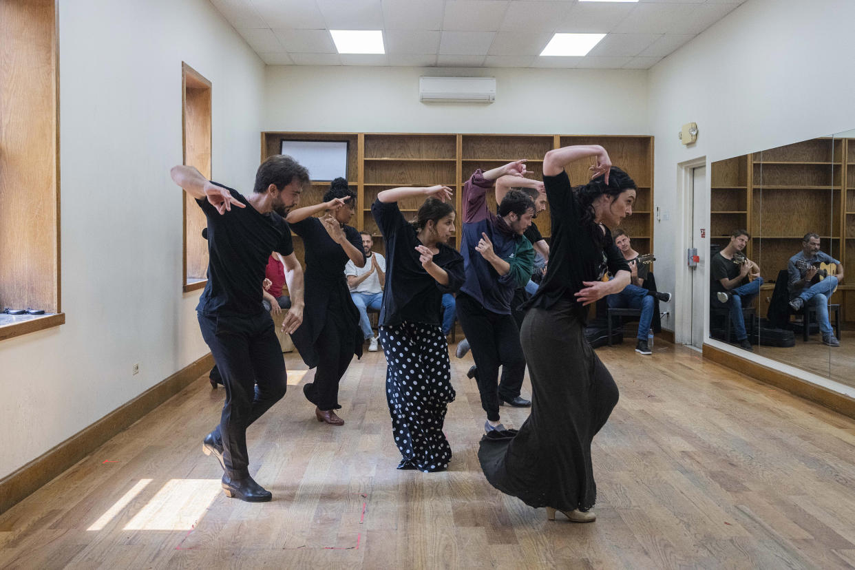 María Bermúdez, artista invitada, con Emilio Ochando, que dirige y coreografía las actuaciones de Flamenco Vivo Carlota Santana, en el estudio de la compañía en Nueva York, el 8 de junio de 2023. (Hiroko Masuike/The New York Times)
