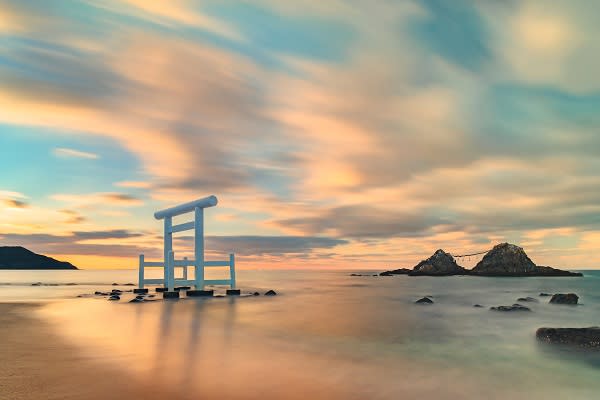 日本九州地區福岡系島海灘仙氣十足，吸引許多旅客來打卡、拍美照。（圖/shutterstock）