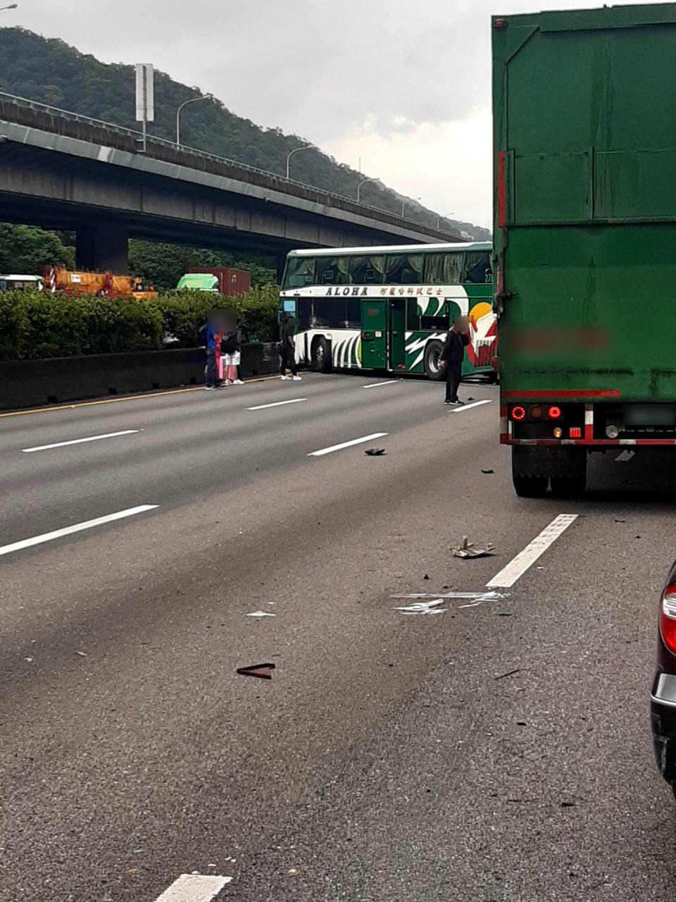 國道10車追撞。（圖／東森新聞）