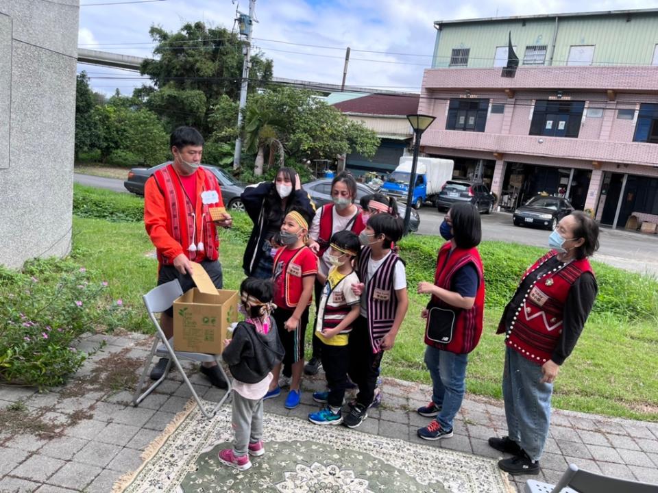 《圖說》趣味闖關遊戲的進行，讓孩子們玩的不亦樂乎。〈原民局提供〉