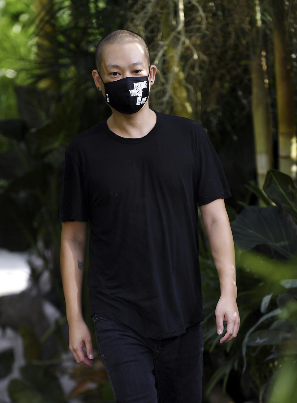 El diseñador Jason Wu durante la presentación de su colección primavera-verano 2021 en la Semana de la Moda de Nueva York, el domingo 13 de septiembre del 2020 en Nueva York. (Foto por Evan Agostini/Invision/AP)