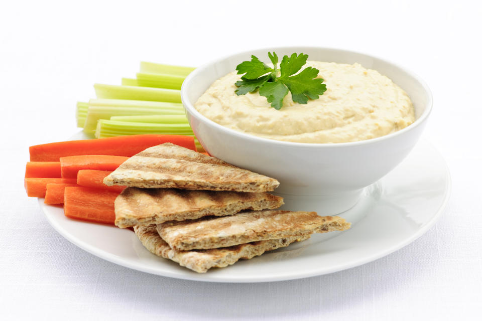 <p>Hummus ist ein weiteres Lebensmittel, das im Supermarkt sehr kostspielig ist. Doch für den Bruchteil des Preises lässt sich Hummus aus Kichererbsen, Olivenöl, Zitrone und einigen Gewürzen in kurzer Zeit zu Hause selbst herstellen. (Foto: ddpimages) </p>