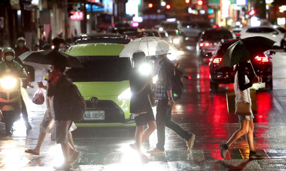 氣象局14日凌晨針對五縣市發布豪雨特報。(圖／資料照、鄭任南攝)