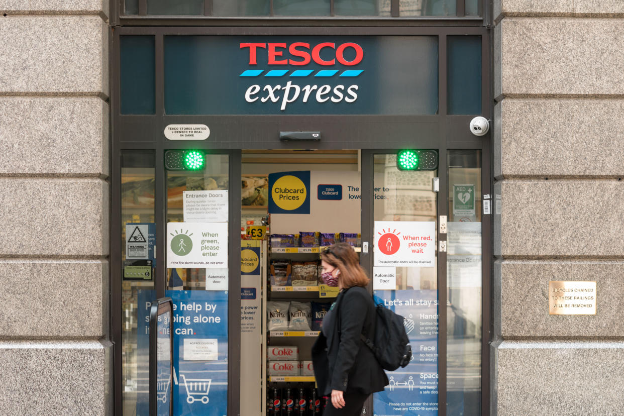  A woman wearing a mask walks past a Tesco Express store in London.
In recent weeks, the number of confirmed covid cases in the UK has been on the rise, and has reached the highest ever since the re-opening of economic activities. Among the surge is the emergence of a new variant of the COVID 19 virus, known as Indian variant or Delta variant. While people are dining out and engaging in everyday activities as if COVID is over, restaurants and members of the police are still seen to be maintaining social distancing measures to mitigate the latest surge caused by increased contact as the city picks up in speed. (Photo by Belinda Jiao / SOPA Images/Sipa USA) 