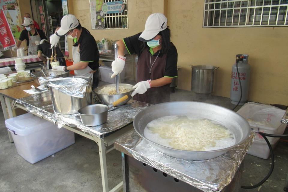 鹽水區農會現煮好吃的意麵，提供民眾品嘗。（記者陳佳伶攝）