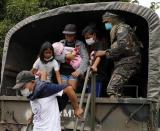 <p>FRM08. GUINOBATAN (FILIPINAS), 23/01/2018. Aldeanos filipinos desembarcan de un camión militar en una operación de rescate mientras el volcán Mayon entra en erupción hoy, martes 23 de enero de 2018, en Guinobatan, provincia de Albay (Filipinas). El Instituto Filipino de Vulcanología y Sismología (PHIVOLCS) elevó el 22 de enero el nivel de alerta para el volcán Mayon en medio de temores de una erupción mayor en las próximas horas o días. “Más de 26,000 personas han sido evacuadas a refugios en el área. La zona de peligro se extiende a un radio de 8 kilómetros desde el respiradero de la cumbre. Se recomienda encarecidamente al público que esté atento y desista de ingresar a esta zona de peligro”, agregó el PHIVOLCS. EFE/FRANCIS R. MALASIG </p>