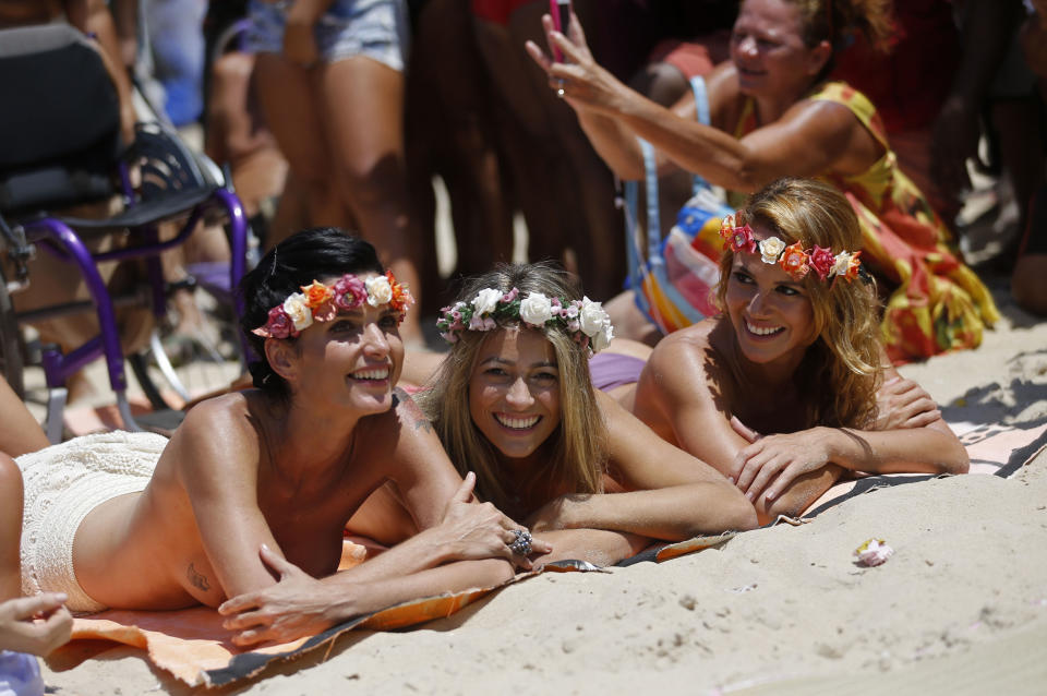 Hoy, 21 de enero, hubo una manifestación en Río de Janeiro a favor del topless femenino en la playa / Foto: AP Photo - Silvia Izquierdo