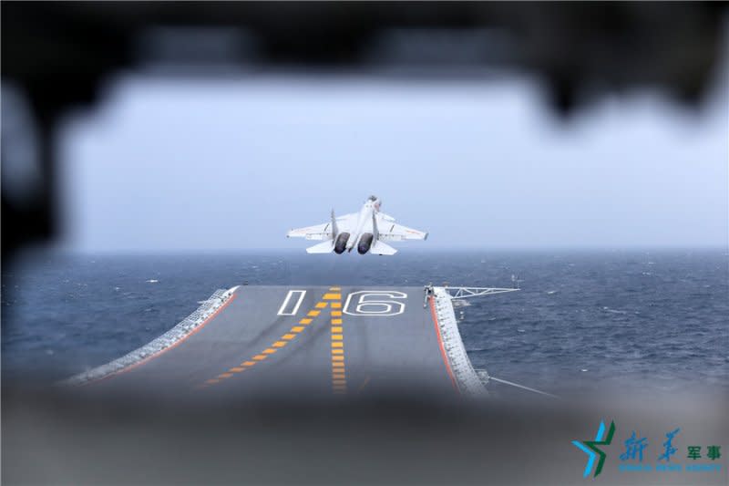 中國海軍遼寧艦，殲-15艦載戰鬥機從飛行甲板起飛（新華社）