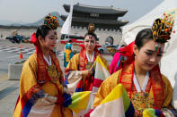 <p>Korean dancers react as they take part in a prayer service wishing for a successful inter-Korean summit in Seoul, South Korea, April 27, 2018. (Photo: Jorge Silva/Reuters) </p>