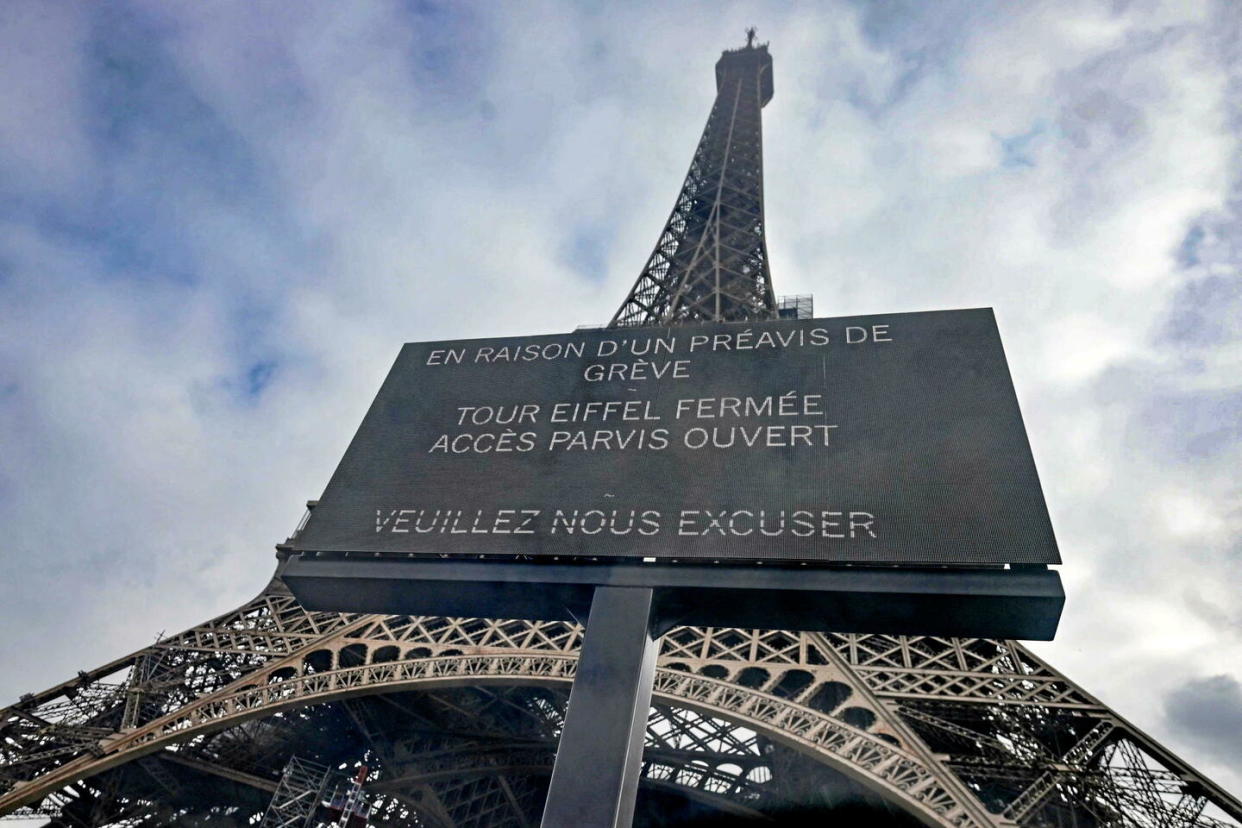 À l'occasion du 100e anniversaire du décès de l'ingénieur Gustave Eiffel, les salariés de la tour ont décidé d'un mouvement de grève.  - Credit:EMMANUEL DUNAND / AFP