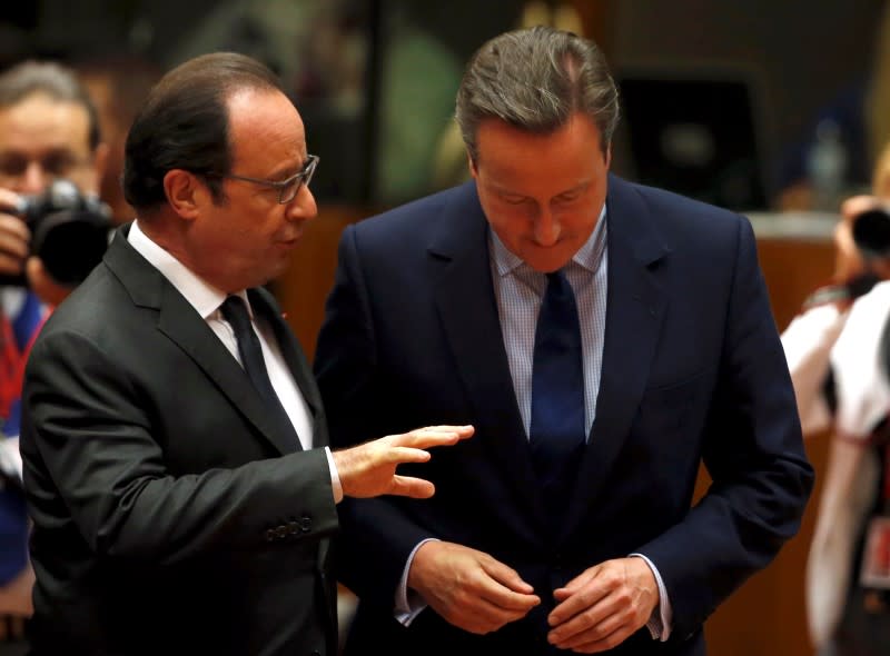 François Hollande avec David Cameron. Les dirigeants européens réunis mardi à Bruxelles ont pressé les Britanniques d'engager la procédure de sortie de l'Union européenne sans tergiverser, après le vote en faveur du Brexit exprimé par leur peuple lors du référendum de jeudi dernier. /Photoprise le 28 juin 2016/REUTERS/Phil Noble