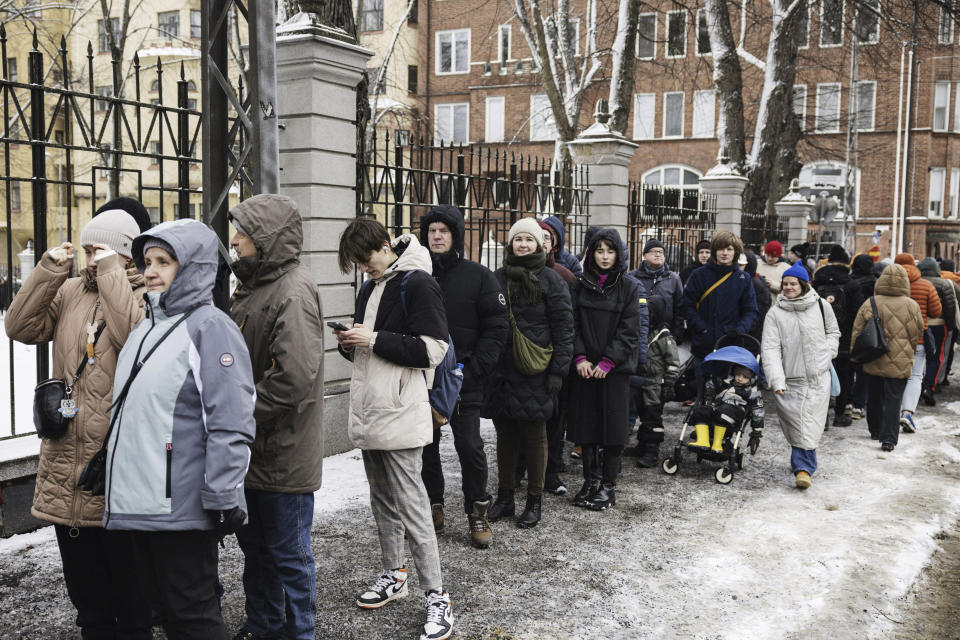 Varias personas hacen fila frente a la embajada rusa el 17 de marzo de 2024, en Helsinki, Finlandia. Los rusos en el país y en el extranjero se dirigieron a las urnas para participar en unas elecciones presidenciales en las que seguramente será extendido el gobierno de Vladímir Putin. (Roni Rekomaa/Lehtikuva vía AP)