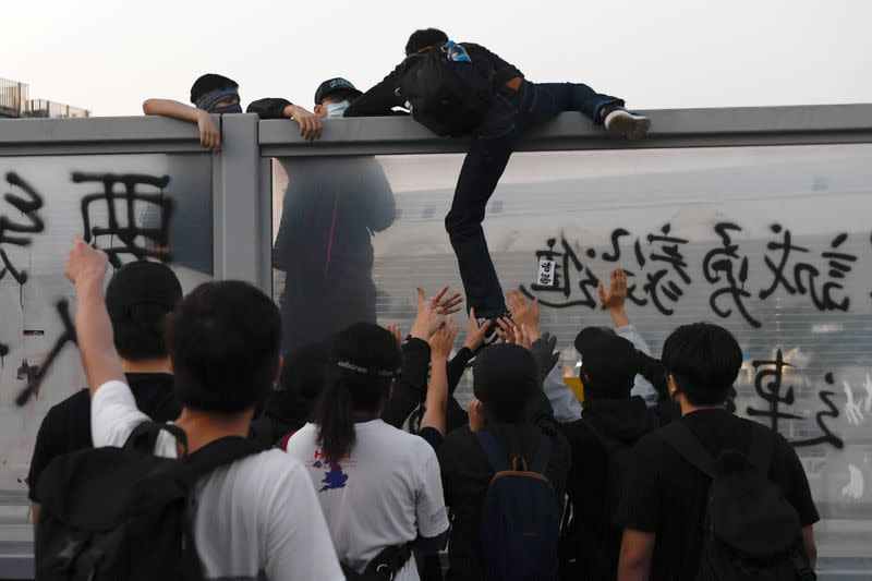 People join "Lest We Forget" rally in Hong Kong