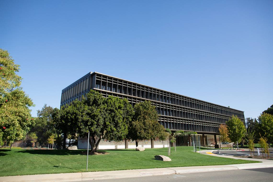 Sacramento-based Dreyfuss + Blackford Architecture designed the SMUD headquarters building and commissioned Thiebaud to create a mural.