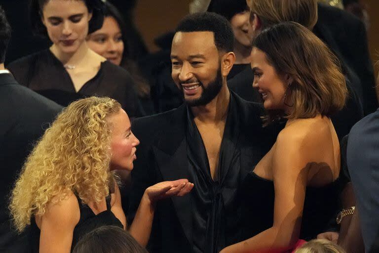 El músico John Legend, en el centro, junto a su esposa, la modelo y conductora Chrissy Teigen, a su derecha; ambos se conocieron en 2006 en el set del video musical del cantante para su sencillo 