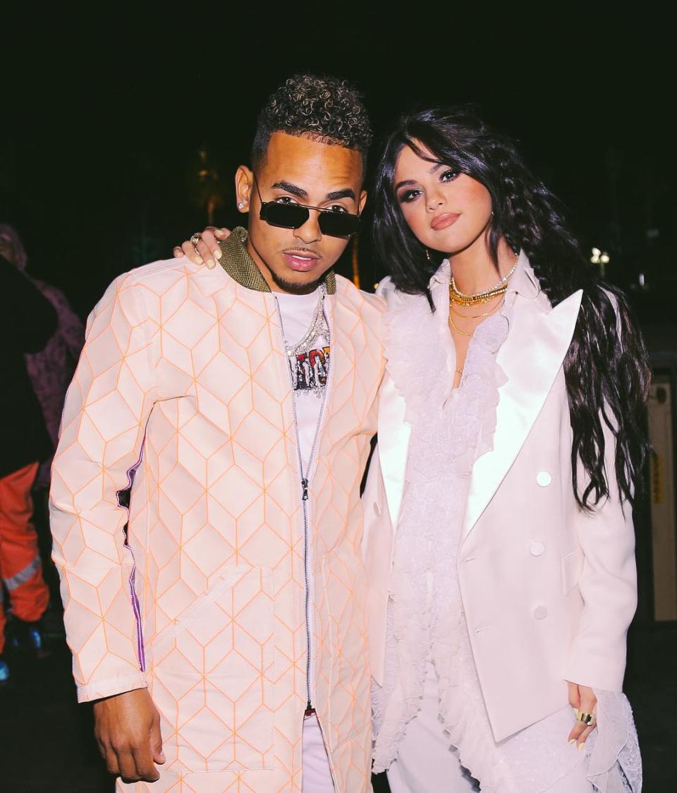 <p>Selena Gomez performed for the first time since completing treatment for panic and anxiety issues. The singer made a surprise appearance on Friday night during DJ Snake’s set at Coachella, where she performed the song “Taki Taki” with Cardi B and Ozuna. After the performance, Cardi B shared a sweet shot of herself with Selena […]</p> <p>The post <a rel="nofollow noopener" href="https://theblast.com/selena-gomez-coachella-cardi-b/" target="_blank" data-ylk="slk:Selena Gomez Makes Surprise Coachella Appearance to Perform with Cardi B;elm:context_link;itc:0;sec:content-canvas" class="link ">Selena Gomez Makes Surprise Coachella Appearance to Perform with Cardi B</a> appeared first on <a rel="nofollow noopener" href="https://theblast.com" target="_blank" data-ylk="slk:The Blast;elm:context_link;itc:0;sec:content-canvas" class="link ">The Blast</a>.</p>