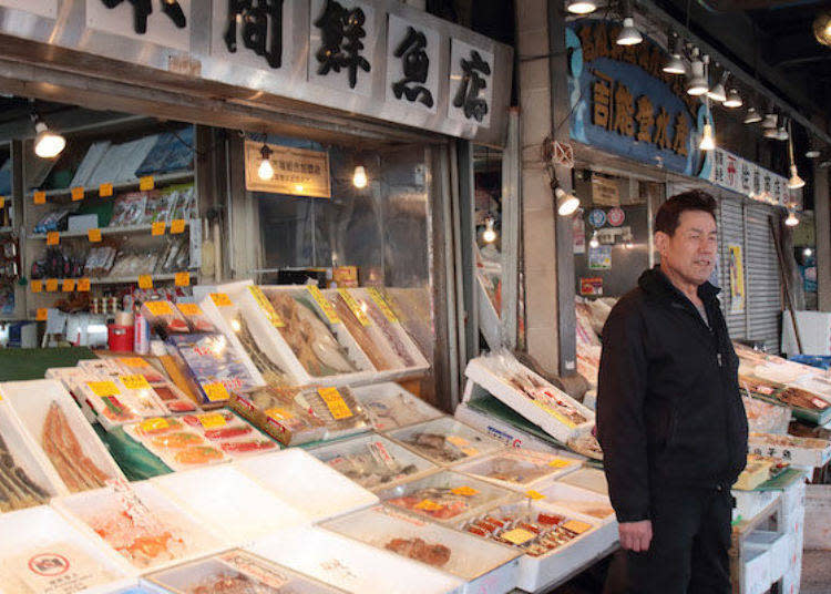 「本間鮮魚店」的招牌是螃蟹商品