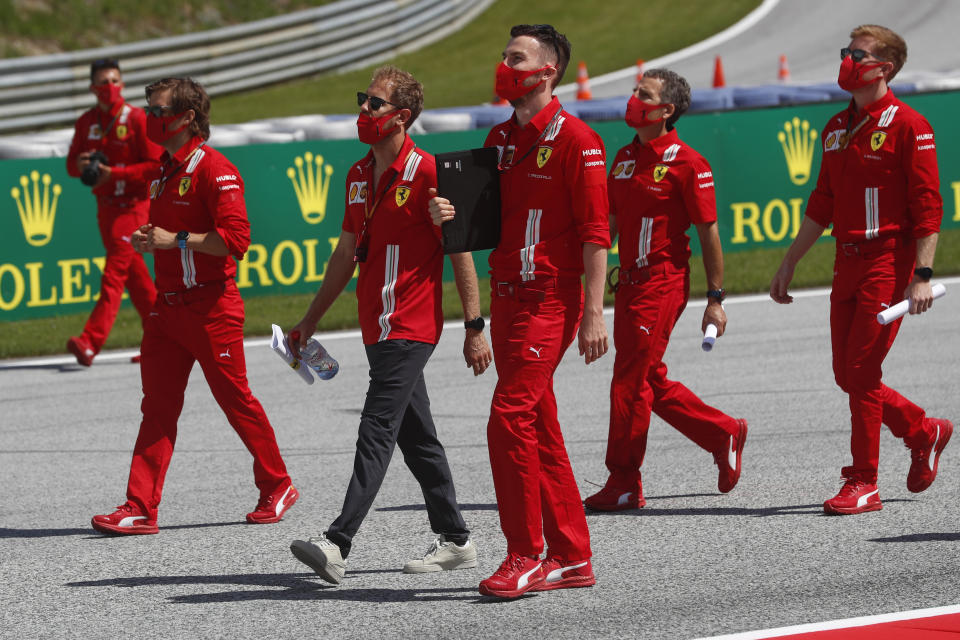 El piloto de Ferrari Sebastian Vettel (centro a la izquierda) inspecciona la pista del circuito Red Bull Ring en Spielberg, Austria, el jueves 2 de julio de 2020. La GP de Austria se disputará el domingo. (AP Foto/Darko Bandic)