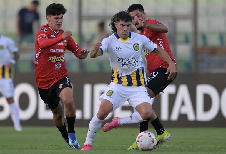 Ignacio Malcorra en acción contra Caracas; comprometido, Rosario Central debe vencer al equipo venezolano para seguir teniendo posibilidades de avanzar por la Copa Libertadores.