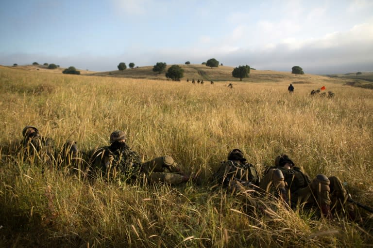 Unos soldados israelíes del batallón ultraortodoxo Netzah Yehuda participan en un entrenamiento en los anexionados Altos del Golán, cerca de la frontera con Siria, el 19 de mayo de 2014 (Menahem Kahana)