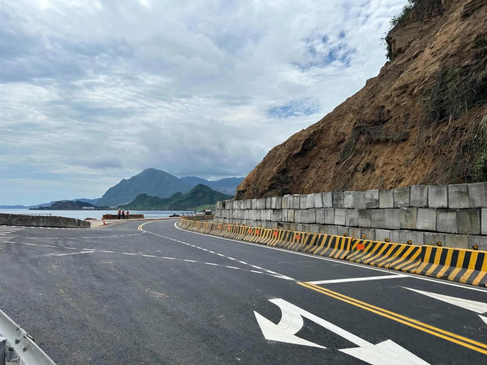 潮境公園入口處路段日前發生山崩，今天土石清理完畢恢復通車。（圖/翻攝謝國樑臉書）