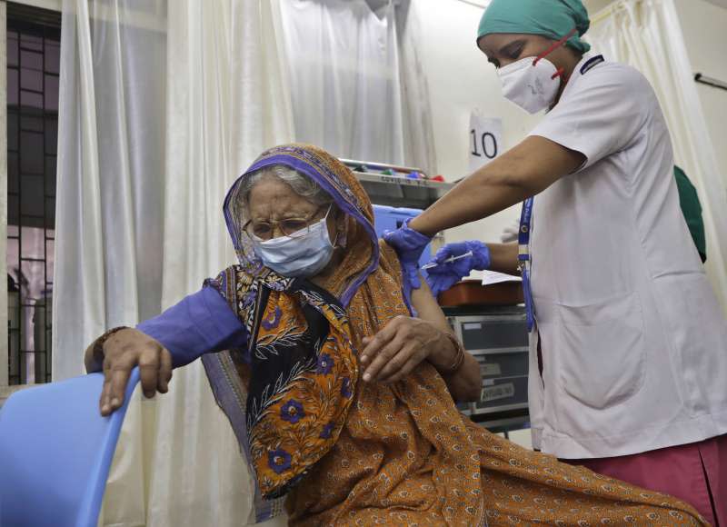 印度新冠疫情，孟買一名老婦人接種印度本土研發的COVAXIN疫苗。（AP）