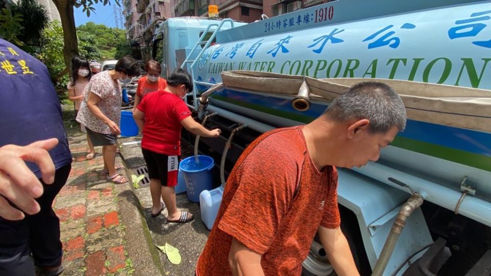 基隆市信義、中正區大型社區三千戶缺水，水公司水車應急。(記者王慕慈攝)