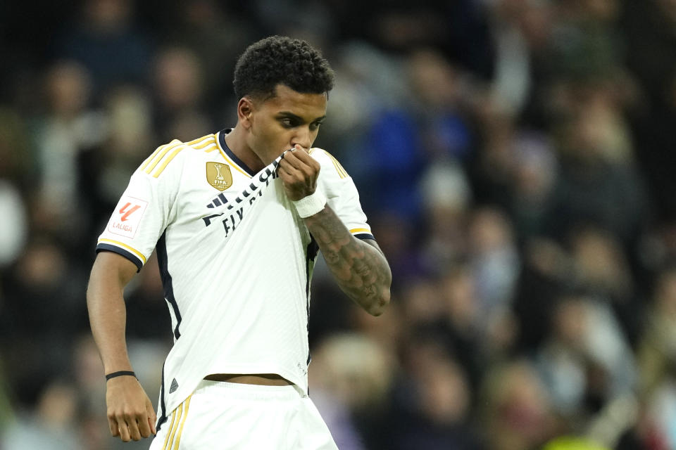 Rodrygo celebra tras anotar el segundo gol del Real Madrid en la victoria 2-0 ante Granada en la Liga española, el sábado 2 de diciembre de 2023, en Madrid. (AP Foto/José Bretón)