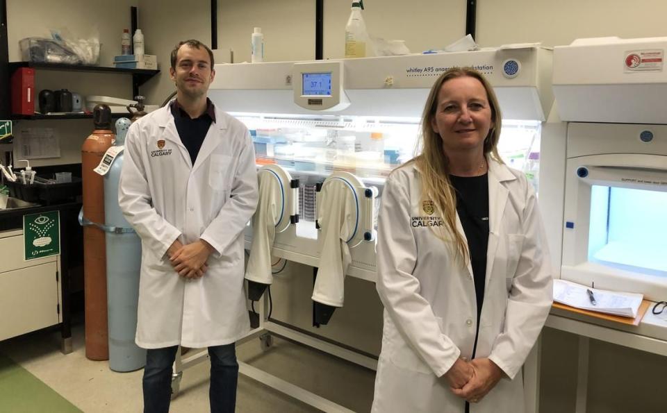 Los investigadores Lukas Mager y Kathy McCoy responsables principales del studio publicado | imagen Cumming School of Medicine, Calgary